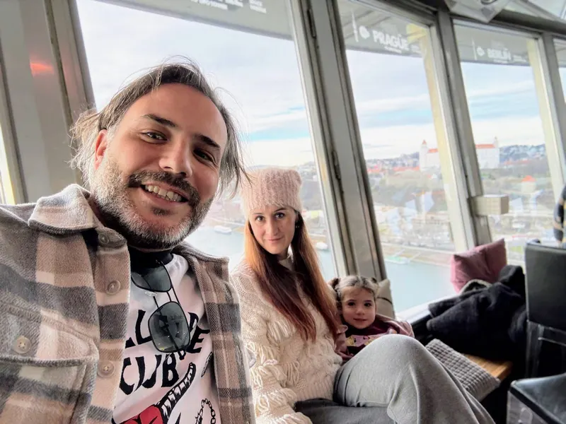 En familia en el mirador de la torre UFO, con el castillo de Bratislava al fondo
